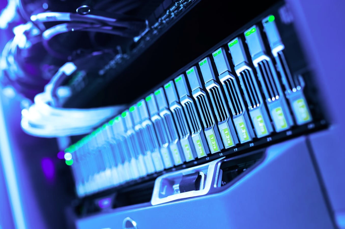 Corredor de data center com racks de servidores
