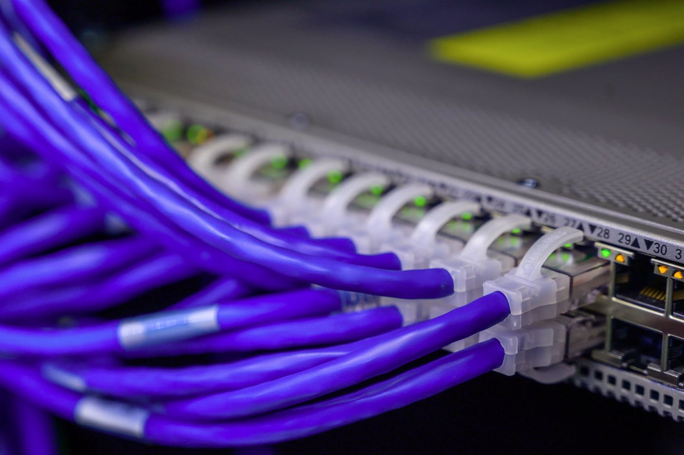 Painel de rede com switches e cabeamento estruturado
