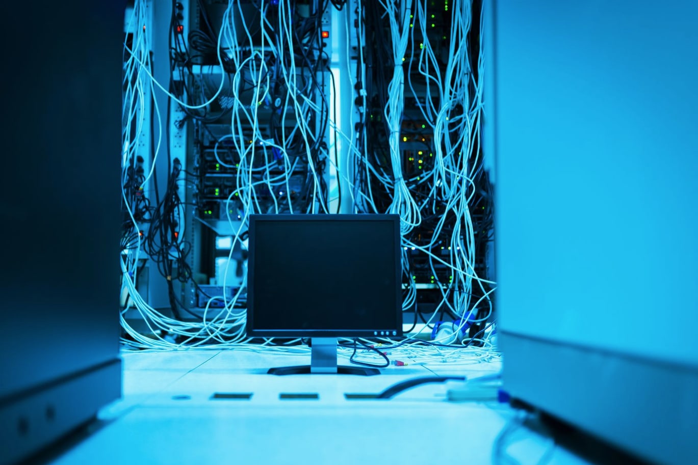 Sala técnica com cabeamento de rede organizado